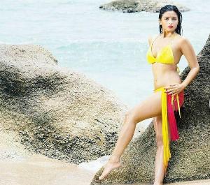 alia-bhatt-yelloe-bikini-pic.jpg Bollywood Bikini Actress Models